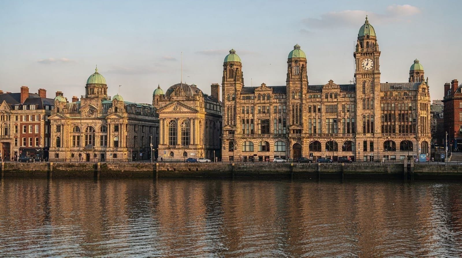 Spacer po nabrzeżu Liverpoolu